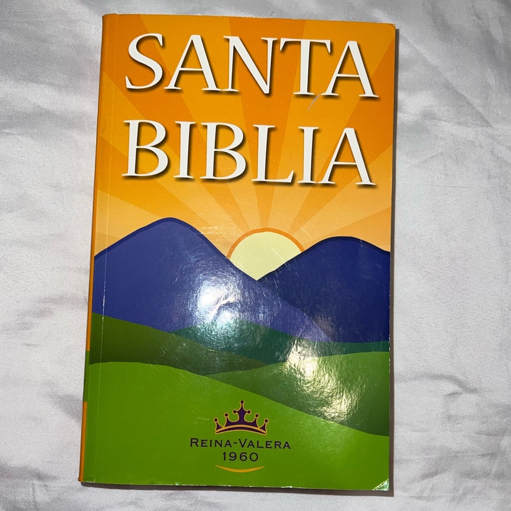 Santa Bibla Spanish Bible Paper Back Few Bended pages